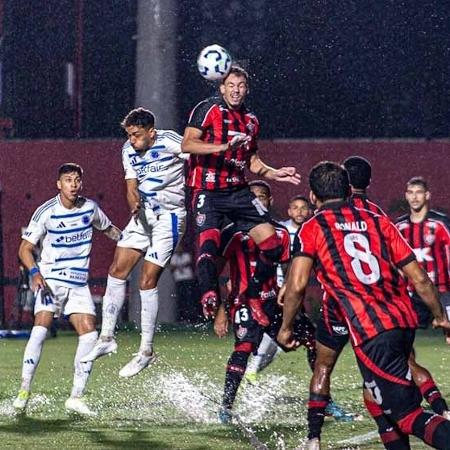 Jogadores de Vitória e Cruzeiro disputam bola no alto durante jogo do Brasileirão