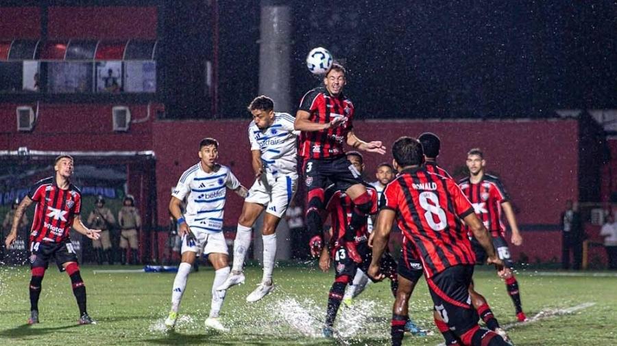Jogadores de Vitória e Cruzeiro disputam bola no alto durante jogo do Brasileirão com gramado empoçado Jogadores de Vitória e Cruzeiro disputam bola no alto durante jogo do Brasileirão com gramado empoçado