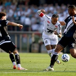 Neymar, do Santos, tenta a jogada em jogo contra o Vasco, no MorumBIS - undefined