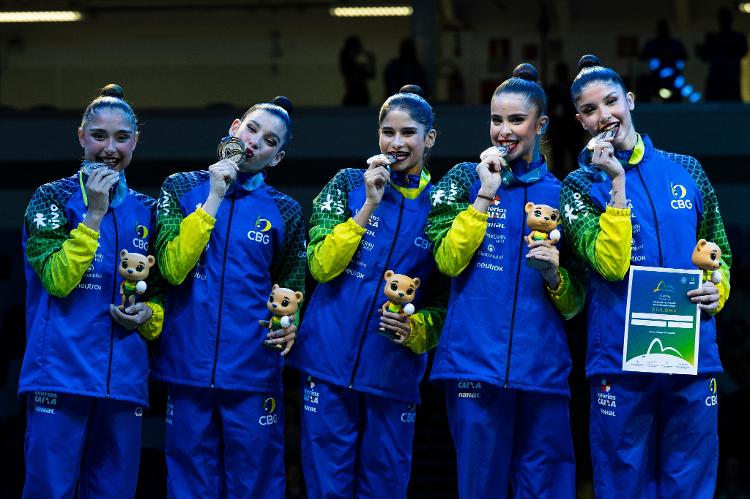 Atletas do conjunto do Brasil no Mundial de Ginástica Rítmica posam com medalha de prata Atletas do conjunto do Brasil no Mundial de Ginástica Rítmica posam com medalha de prata