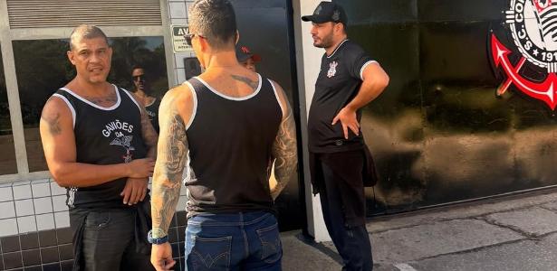 Gavi&otilde;es invade treino, cobra jogadores e questiona decis&otilde;es de Dorival