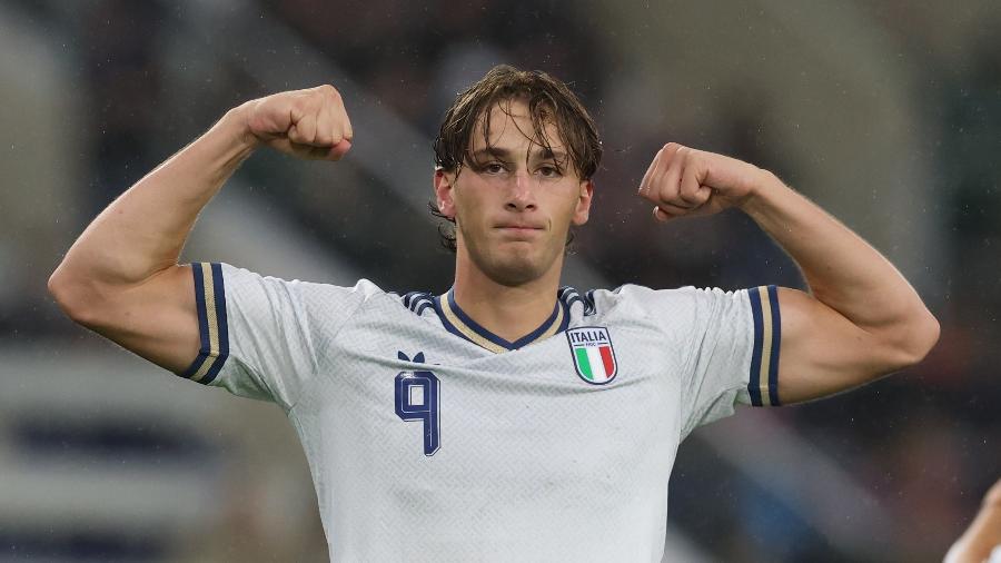 Pio Esposito celebra gol pela Itália, em amistoso contra Luxemburgo