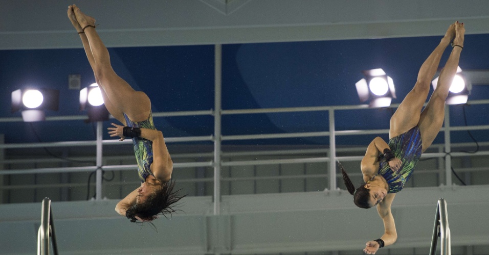 Ingrid de Oliveira e Giovana Pedroso saltam na plataforma de 10m
