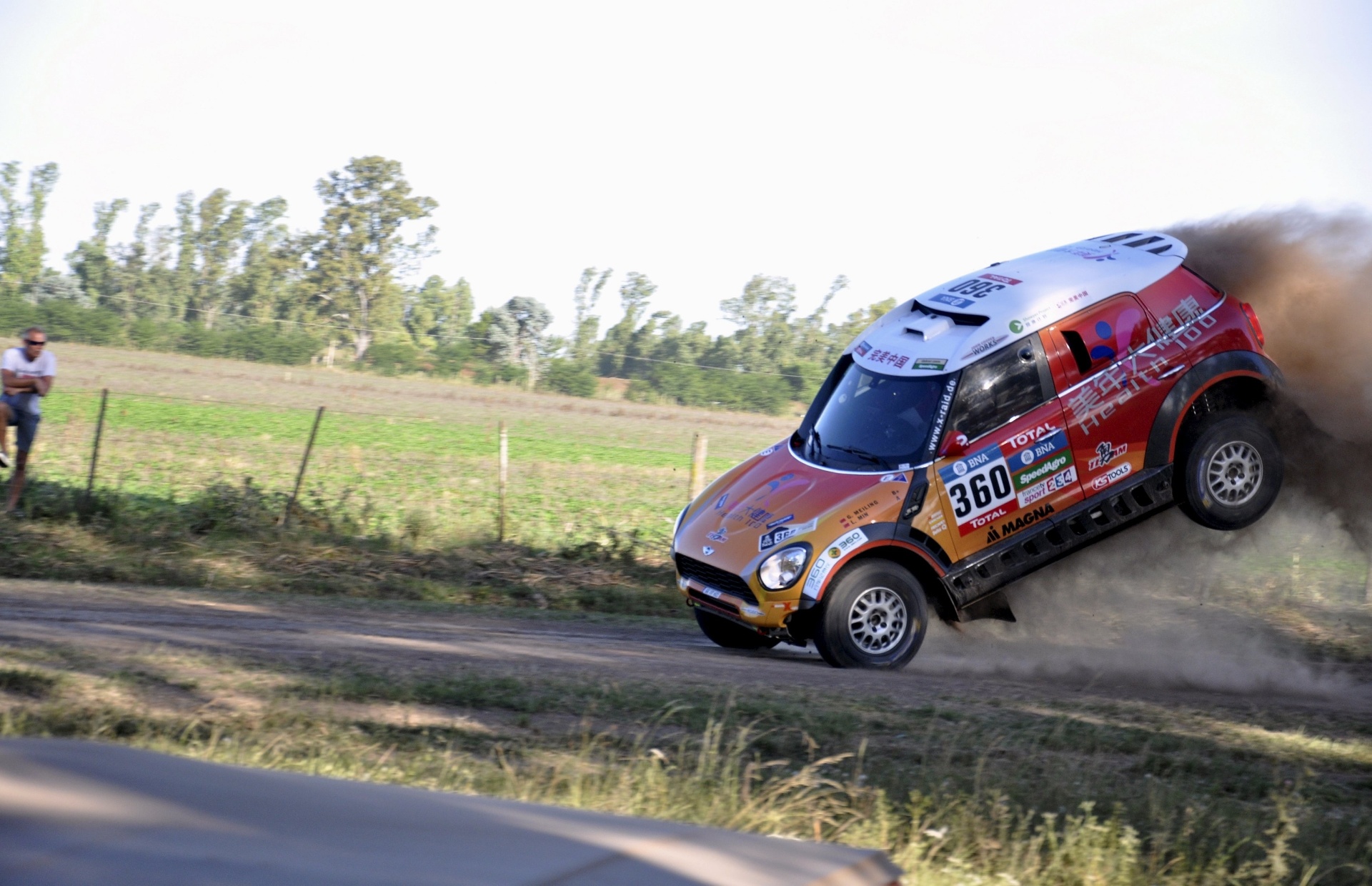 A chinesa Guo Meiling perde o controle de seu Mini e sofre acidente - Reuters