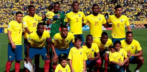 Erazo (camisa 3) e Cazares (camisa 19) foram titulares do Equador no empate com o Paraguai - Divulgação Federação Equatoriana de Futebol