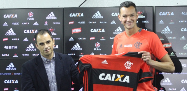 O zagueiro Réver foi apresentado no Flamengo pelo diretor executivo Rodrigo Caetano - Gilvan de Souza/ Flamengo