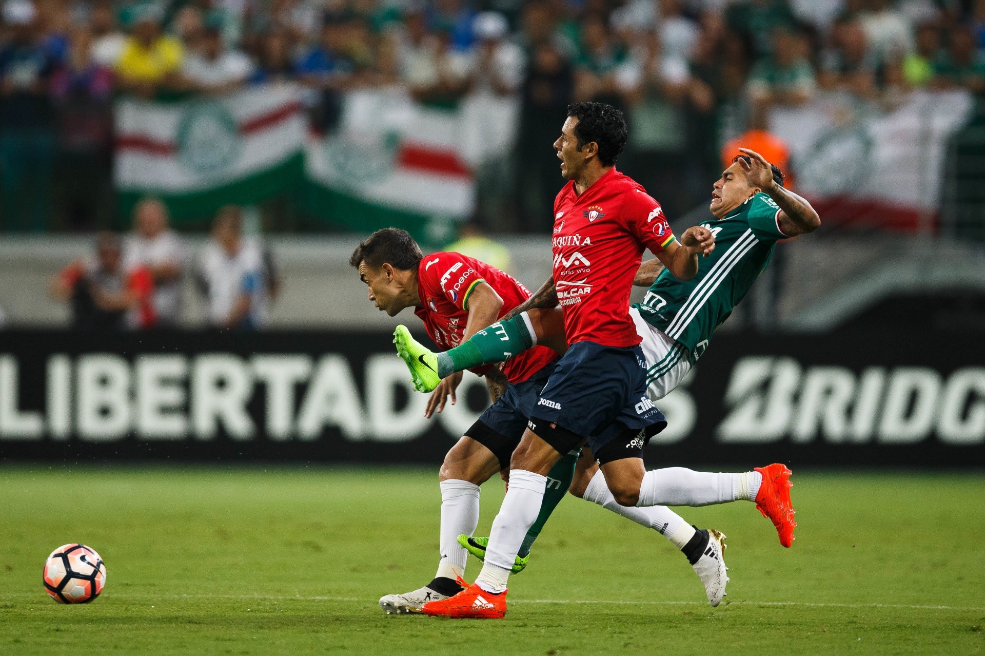 Dudu, do Palmeiras, tenta passar por dois jogadores do Jorge Wilstermann, no Allianz Parque - MARCELO MACHADO DE MELO/FOTOARENA/FOTOARENA/ESTADÃO CONTEÚDO