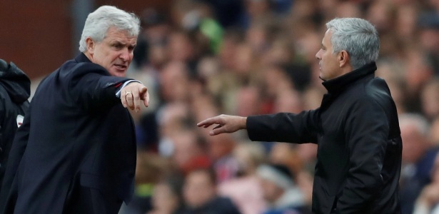 O treinador do Stoke City Mark Hughes aponta para José Mourinho voltar para sua área técnica após desentendimento entre os dois - Carl Recine/Reuters