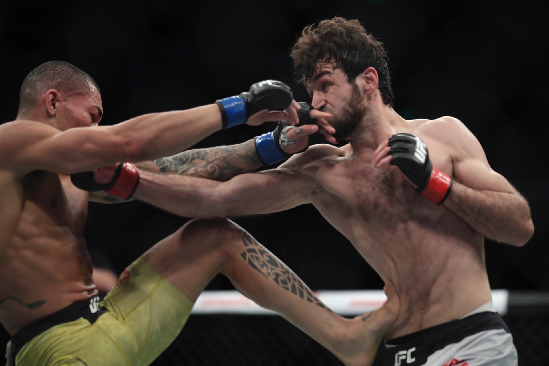 Sheymon Moraes (à esquerda) estreou com derrota no UFC - Hu Chengwei/Getty Images
