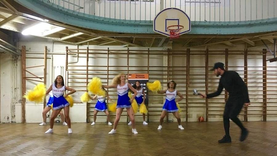 Cheerleaders na quadra de basquete da Associação Cristã de Moços de Paris (UCJG) - Reprodução/facebook.com/pg