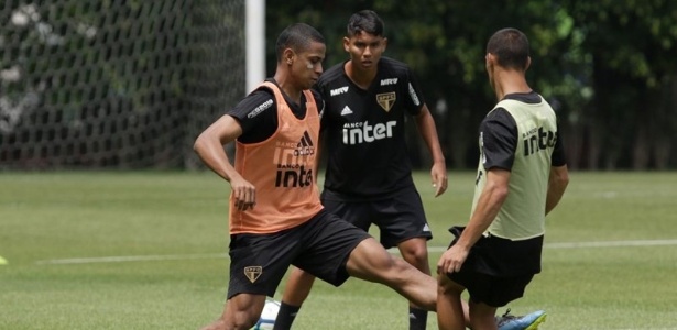 Raul Gutierrez observa disputa entre Bruno Alves e Antony no treino do Tricolor - Rubens Chiri/saopaulofc.net