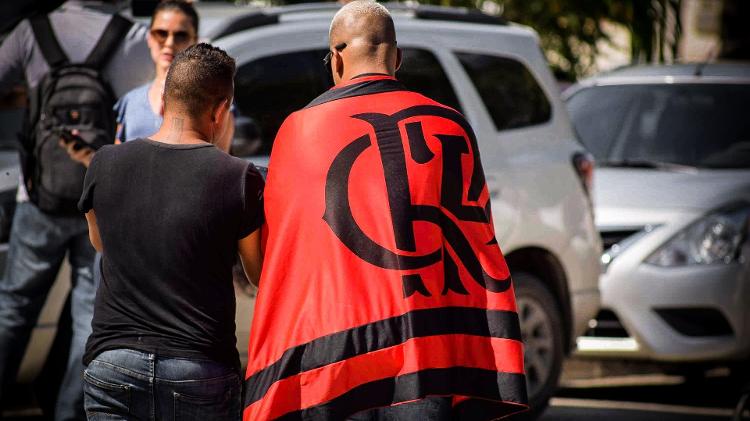 Torcedor presta solidariedade após o incêndio no Ninho - Folhapress