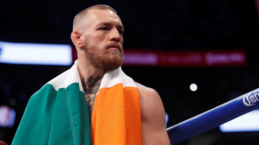 Conor McGregor carrega a bandeira da Irlanda nos ombros - Steve Marcus/Reuters