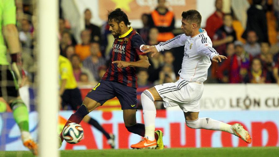 Neymar enfrenta Sergio Ramos durante Barcelona x Real Madrid em 2014 - Miguel Ruiz/FC Barcelona via Getty Images