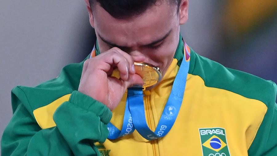 Caio Souza se emociona com ouro do Pan no individual geral da ginástica artística em Lima - Luis ROBAYO / AFP