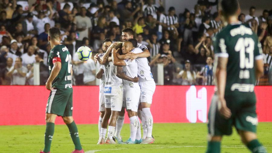 Jogadores do Santos comemoram gol de Marinho contra o Palmeiras - Fernanda Luz/AGIF