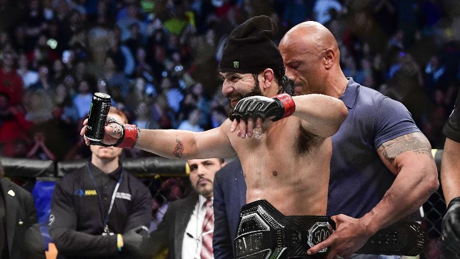 Jorge Masvidal recebe o cinturão de lutador mais durão de Dwayne "the Rock" Johnson - Steven Ryan/Getty Images/AFP