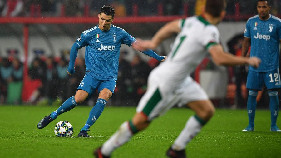 Cristiano Ronaldo cobra uma falta pela Juventus contra o Lokomotiv Moscou - Dimitar Dilkoff/AFP