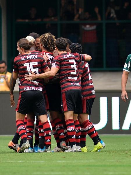 Jogadores do Flamengo celebram gol contra o Palmeiras - Bruno Ulivieri/AGIF