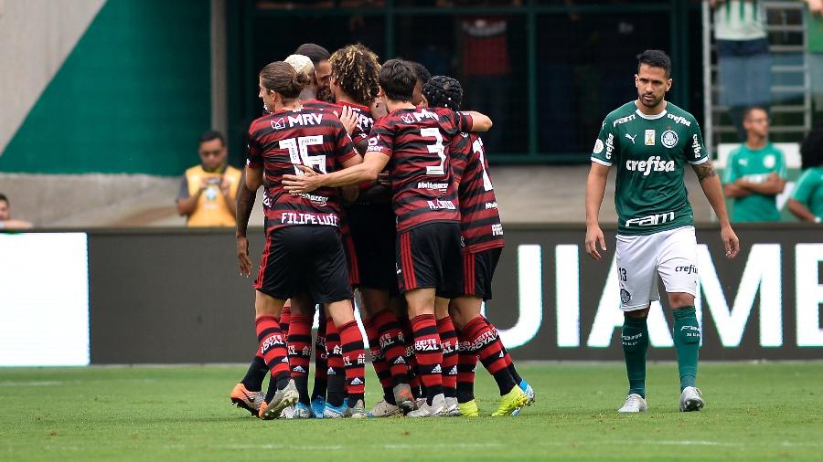 Jogadores do Flamengo celebram gol contra o Palmeiras na vitória por 3 a 1 no Allianz - Bruno Ulivieri/AGIF