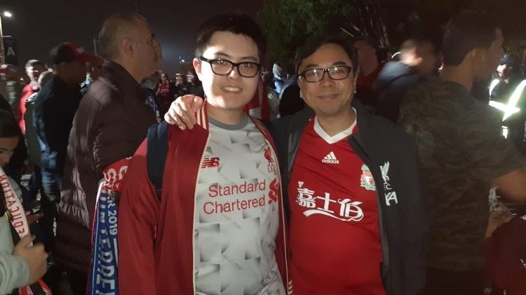 Sunny, de Hong Kong, e seu filho, vieram para Doha ver o Liverpool  - Leo Burl&aacute; / UOL