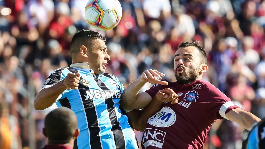 Diego Souza disputa bola em jogo do Grêmio contra o Caxias do Sul  -  Pedro H. Tesch/AGIF