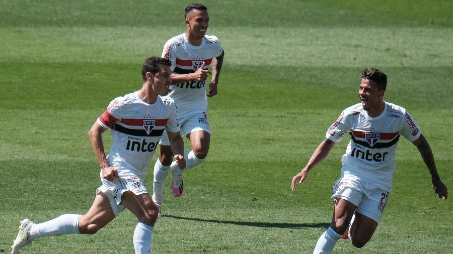 Hernanes comemora gol marcado pelo São Paulo - Marcello Zambrana/AGIF