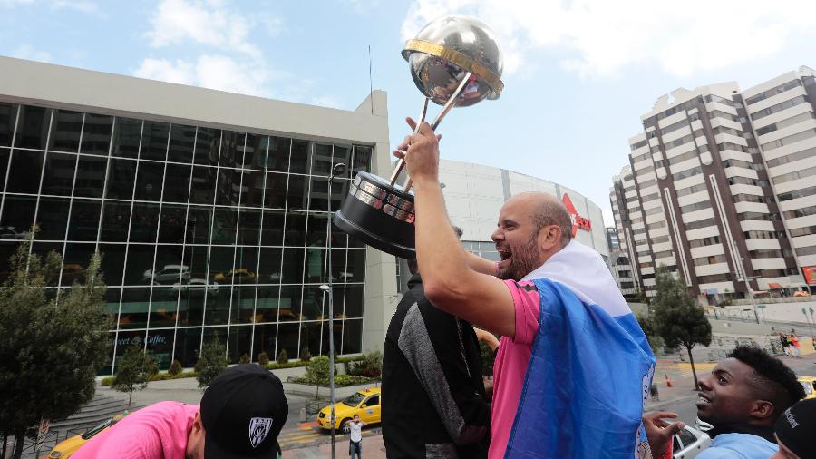 Miguel Angel Ramirez, técnico do Independiente del Valle, levanta o troféu da Copa Sulamericana de 2019 - Agencia Press South/Getty Images