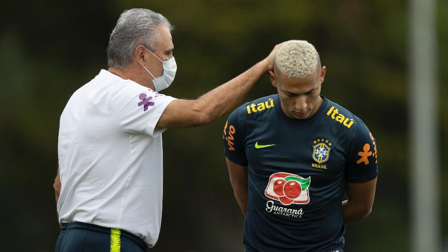 Tite e Richarlison durante treino da seleção brasileira; atacante jogou de ponta e centroavante contra a Venezuela - Lucas Figueiredo/CBF