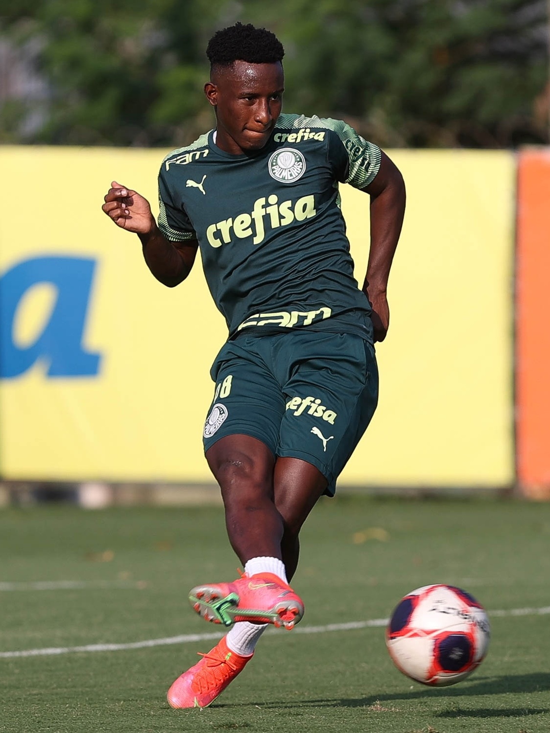 Jogador De Futebol Da Praia Na Ação Ângulo Largo Da Praia