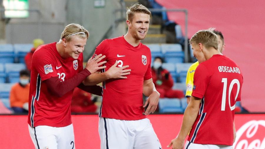 Haaland comemora gol da Noruega ao lado de companheiros - Getty Images