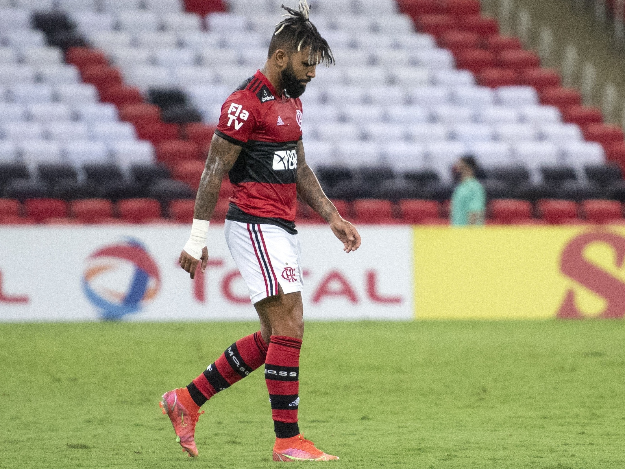 Flamengo supera um Vasco mais corajoso e vai buscar o tetra