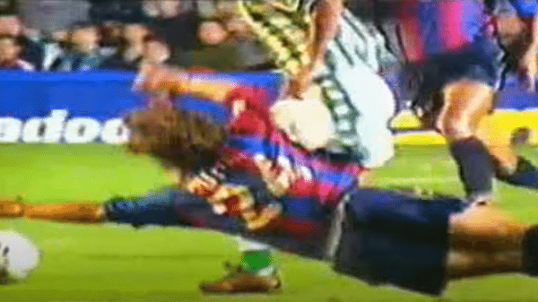 Toda a elasticidade de Carles Puyol, que pulou COMO UM GATO mas não alcançou nada