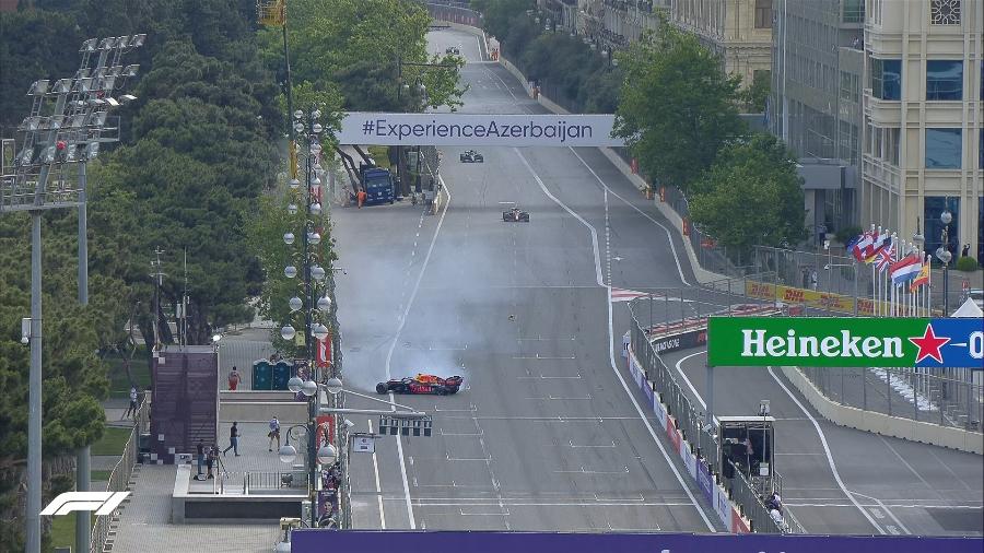Max Verstappen bate sozinho faltando cinco voltas para o fim do GP do Azerbaijão - Reprodução/Fórmula 1