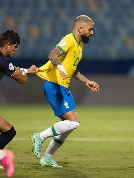 Gabigol, atacante da seleão brasileira, é puxado pela marcação durante duelo com o Equador, pela Copa América - Lucas Figueiredo/CBF