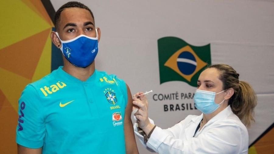 Matheus Cunha, da seleção olímpica de futebol, é vacinado  - Alê Cabral/ Comitê Paralímpico Brasileiro