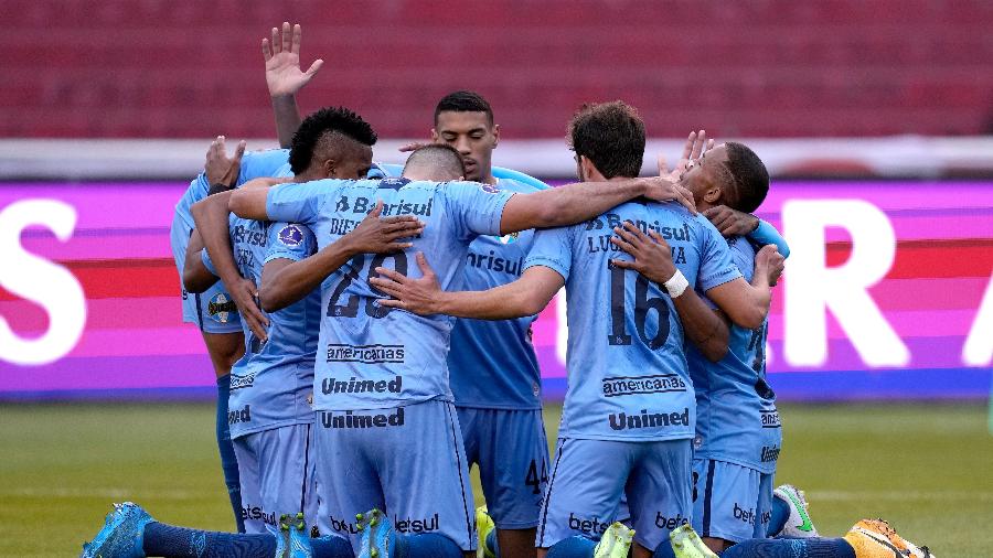 Jogadores do Grêmio comemoram gol marcado por Léo Pereira em Quito, contra a LDU - Getty Images