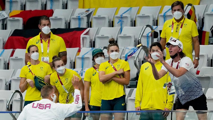 Caeleb Dressel joga medalha de ouro do revezamento 4x100m para companheiro de equipe - Aleksandra Szmigiel/Reuters