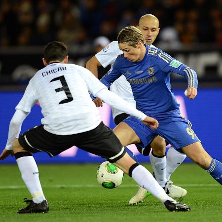 Chicão dá combate a Fernando Torres no duelo Corinthians x Chelsea de 2012 no Japão - Darren Walsh/Chelsea FC via Getty Images
