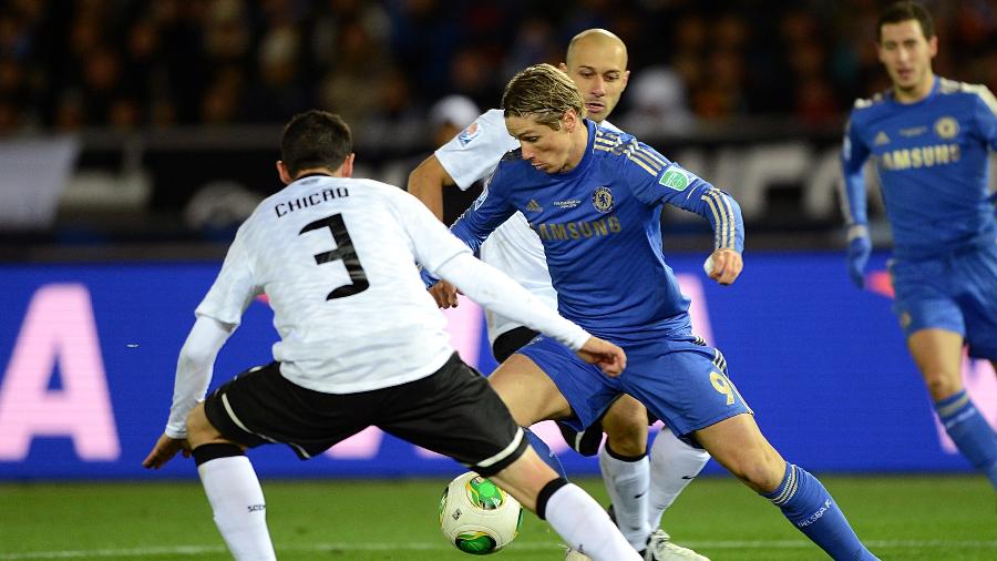 Chicão dá combate a Fernando Torres na final do Mundial de 2012, contra o Chelsea - Darren Walsh/Chelsea FC via Getty Images