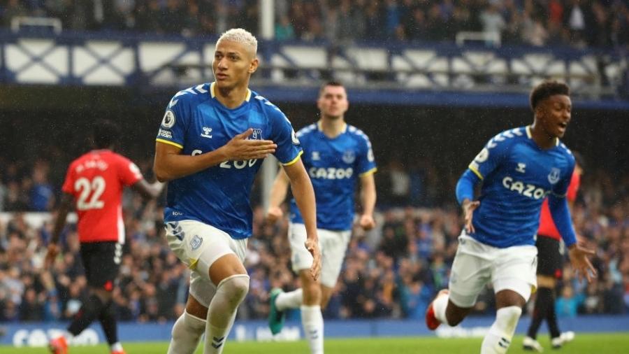 Richarlison comemora gol do Everton no jogo contra o Southampton - Chris Brunskill/Getty Images
