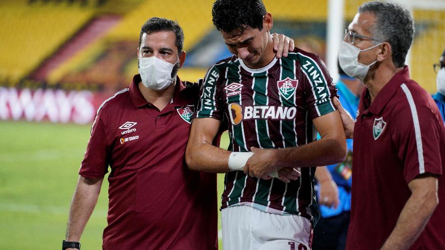 Ganso, do Fluminense, deixa campo chorando na partida contra o Barcelona (EQU) por conta de lesão no pulso - AFP