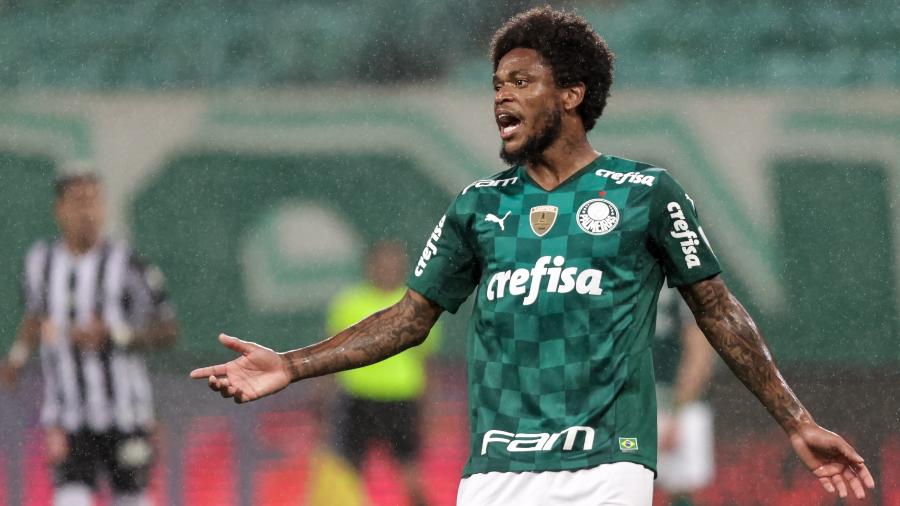 Luiz Adriano foi acusado de provocar a torcida do Grêmio durante o jogo - Marcello Zambrana/AGIF