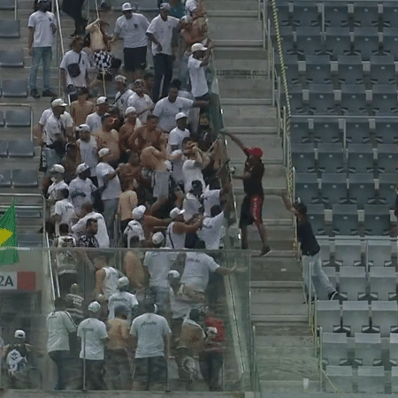 Confusão entre torcedores durante Athletico-PR x Atlético-MG