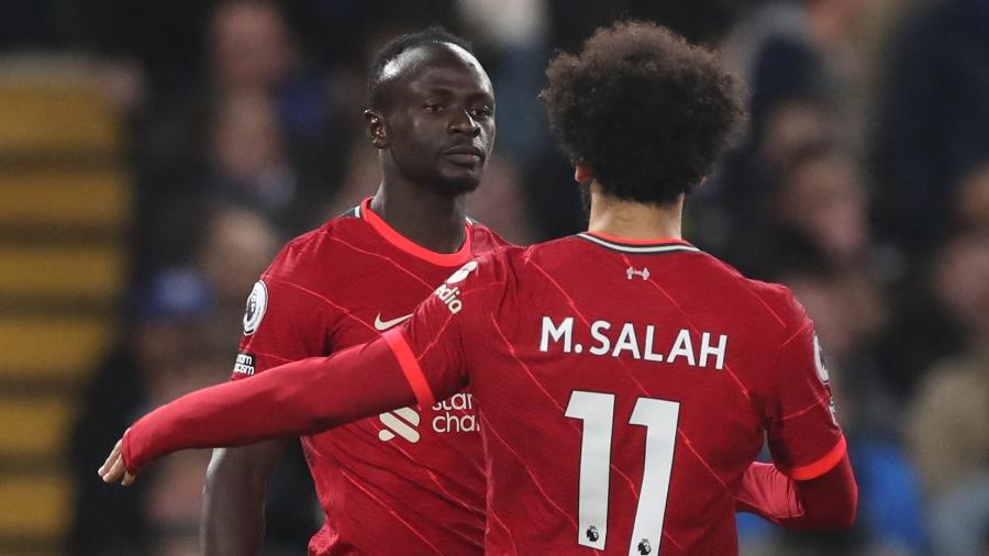 Mané e Salah comemoram o primeiro gol do Liverpool na partida contra o Chelsea pelo Campeonato Inglês - Reuters/Peter Cziborra