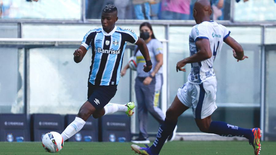 Orejuela em ação na partida entre Grêmio e São José, pelo Gauchão - Maxi Franzoi/AGIF