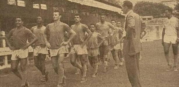 Técnico húngaro Gyula Mandi dirige treino do América no Rio em meados da década de 50