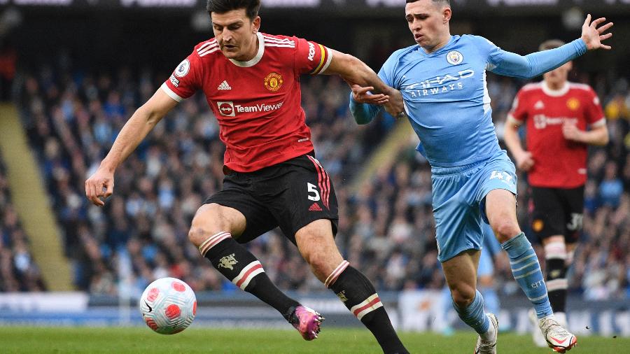 Maguire e Foden disputam a bola no clássico de Manchester - Oli Scarff/AFP