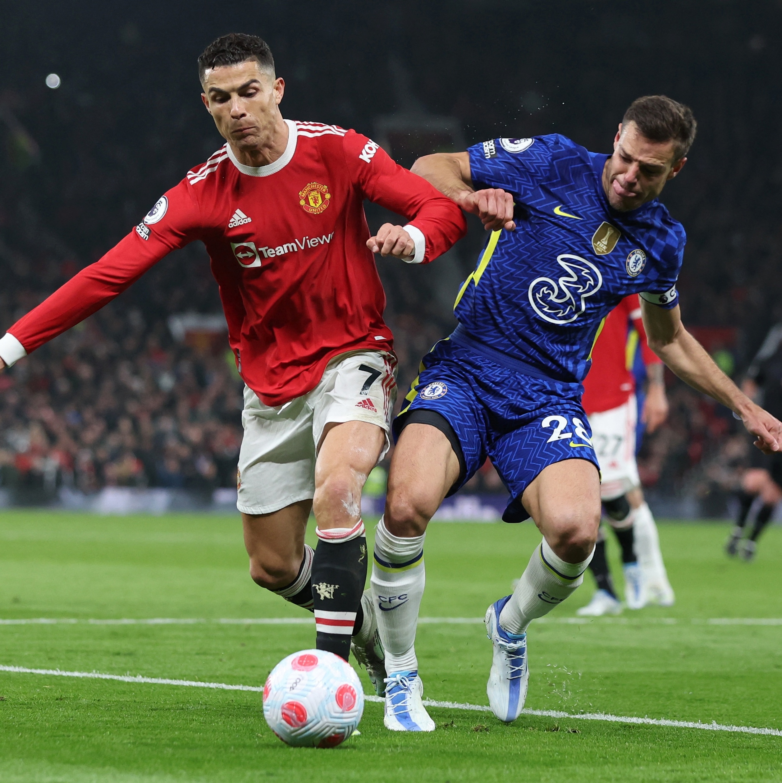 Cristiano Ronaldo salva, e United busca empate com Chelsea no