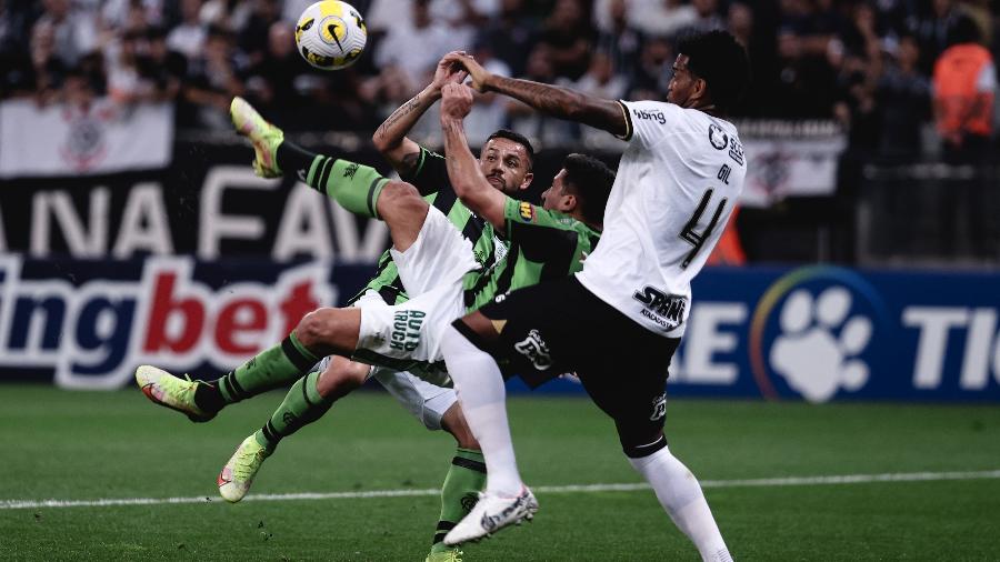 Gil, do Corinthians, disputa lance com Aloísio, do América-MG, durante partida do Campeonato Brasileiro - Ettore Chiereguini/AGIF